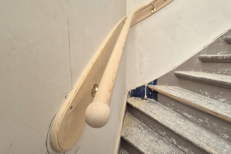 Reconstructie klassieke muurleuning en trappaal