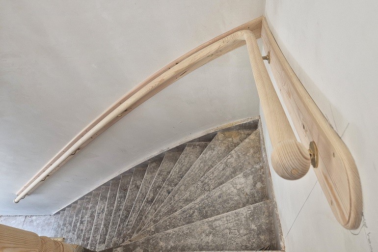 Grenenhouten muurleuning op smetplank.