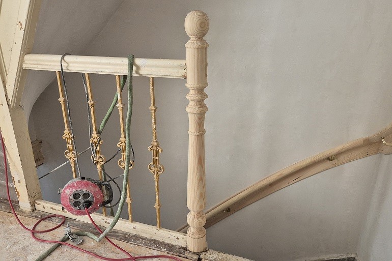 grenenhouten gedraaide trapspil.