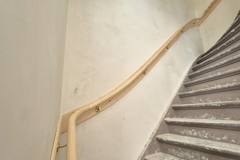 Muurleuning met wrongen op smetplank.