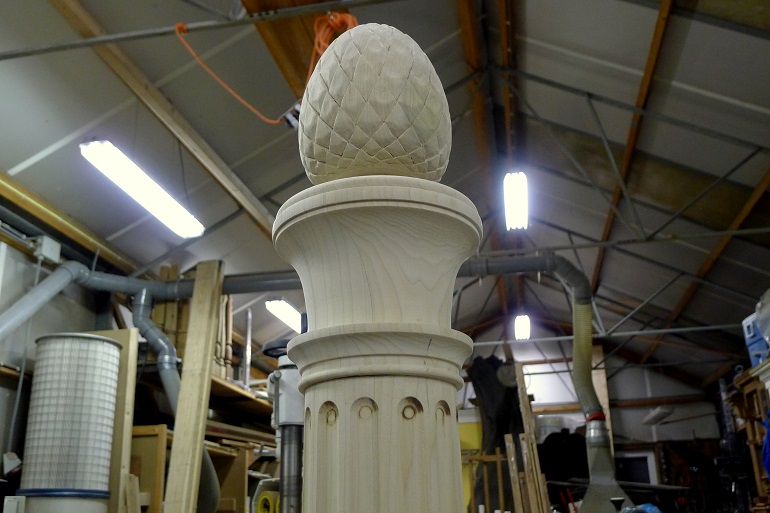Gedraaide onderdelen van de trappaal in Yellow Poplar.