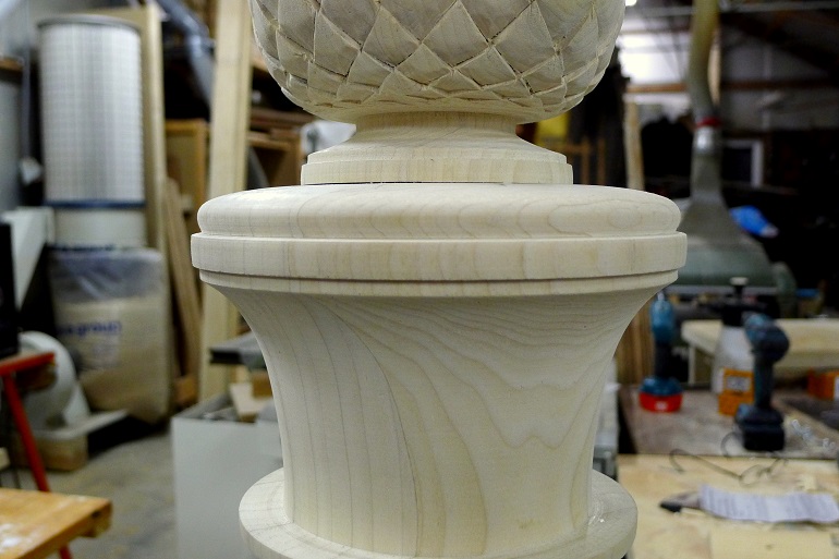 Gedraaid kapiteel van de gecanelleerde trappaal in Yellow Poplar.